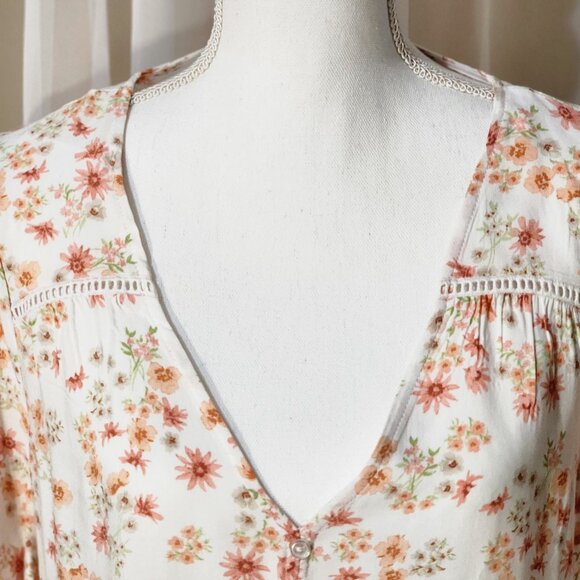 NWT- Floral Blouse - Picture 2 of 8